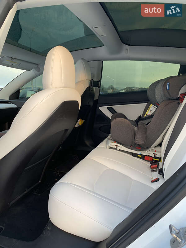 Седан Tesla Model 3 2018 в Мукачевому