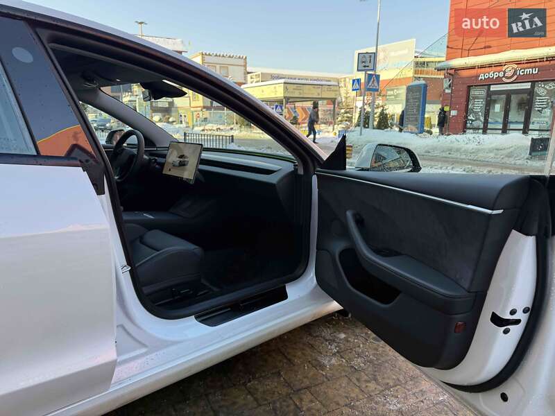 Седан Tesla Model 3 2024 в Львові