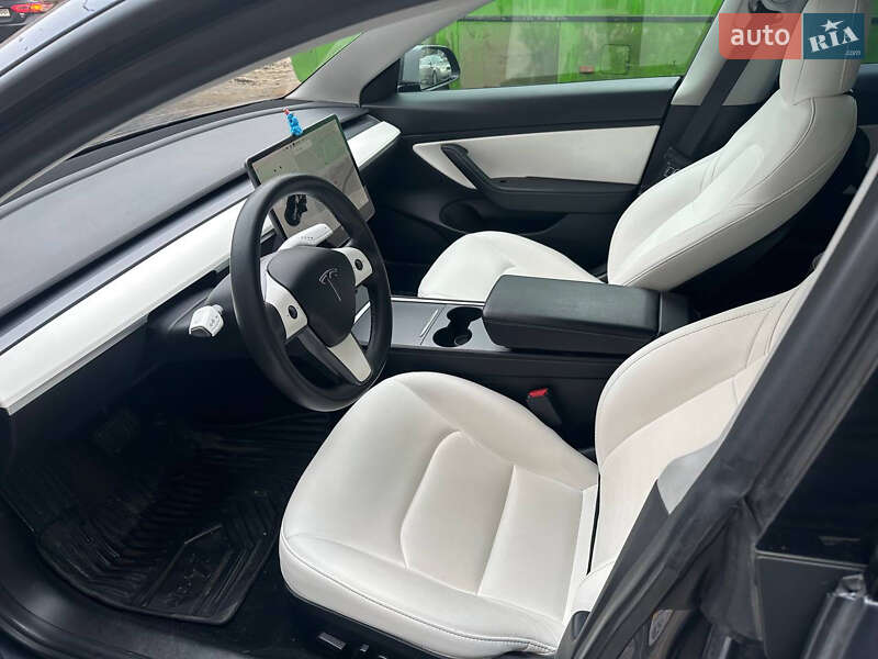 Седан Tesla Model 3 2021 в Ужгороде