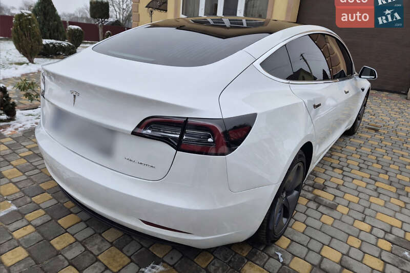 Седан Tesla Model 3 2019 в Львове