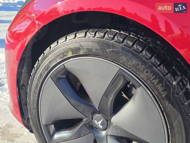 Седан Tesla Model 3 2019 в Львові