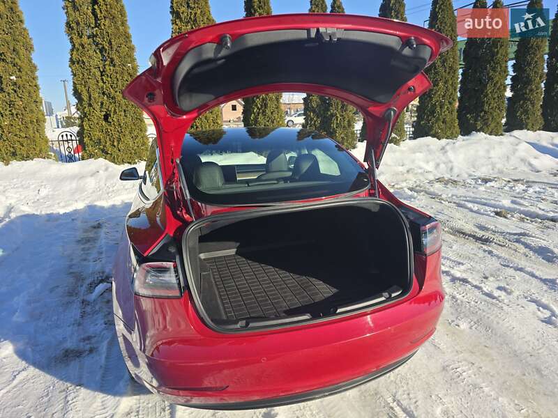Седан Tesla Model 3 2019 в Львові