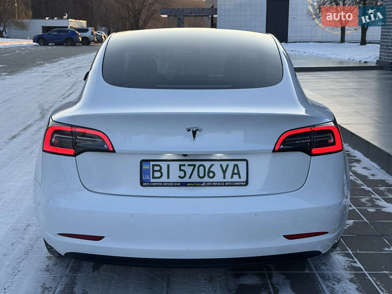 Седан Tesla Model 3 2022 в Кременчуці