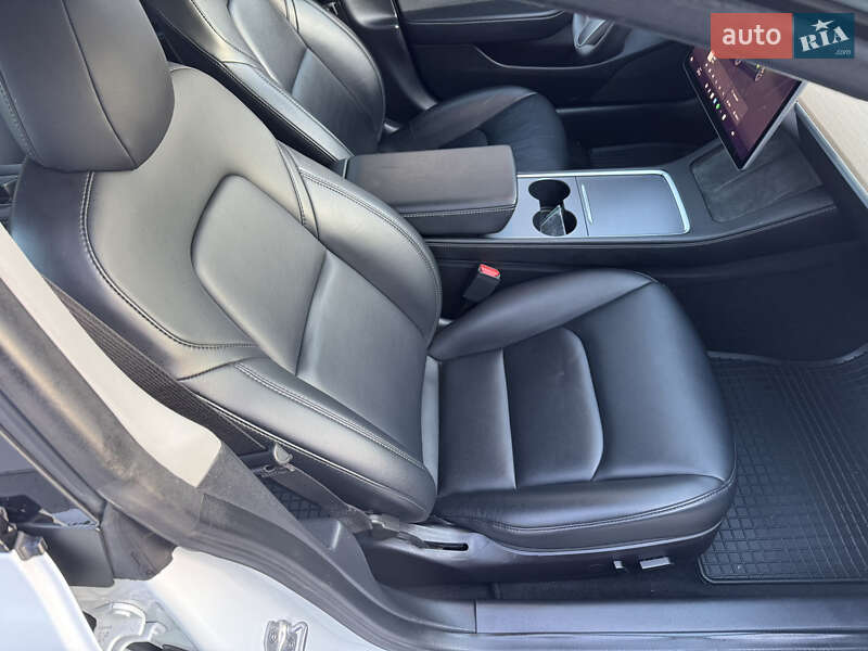 Седан Tesla Model 3 2022 в Кременчуці