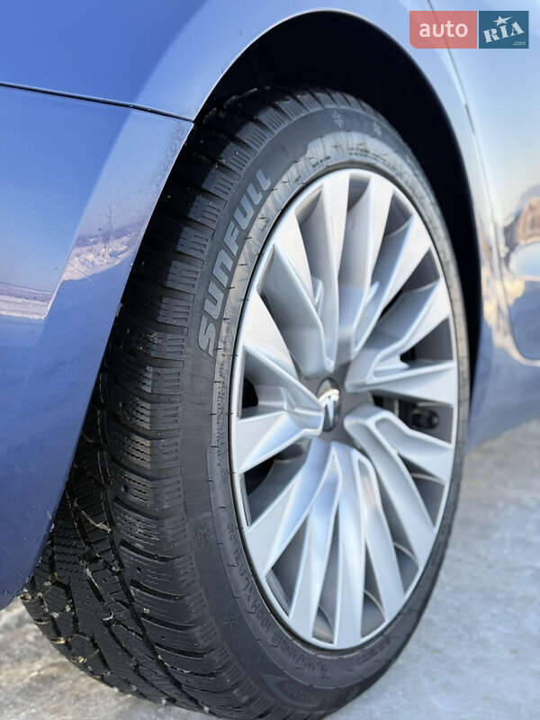 Седан Tesla Model 3 2025 в Хусті