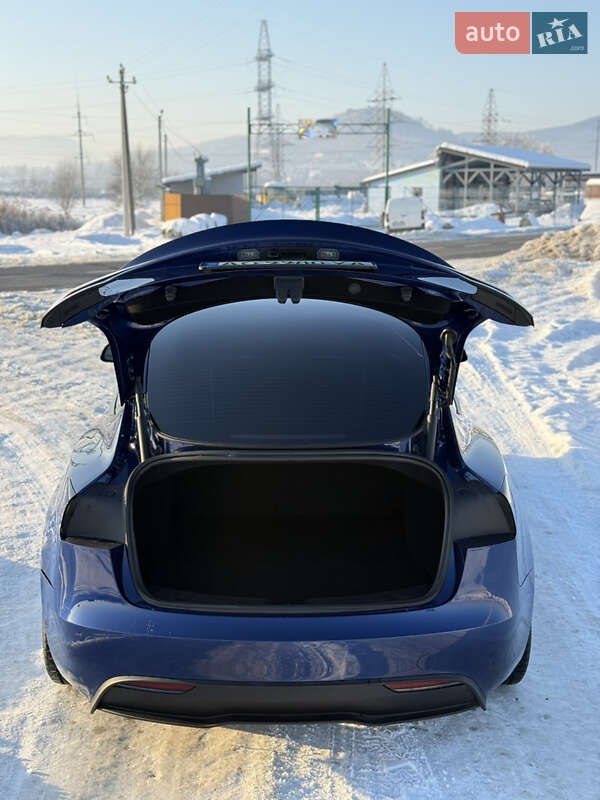 Седан Tesla Model 3 2025 в Хусті