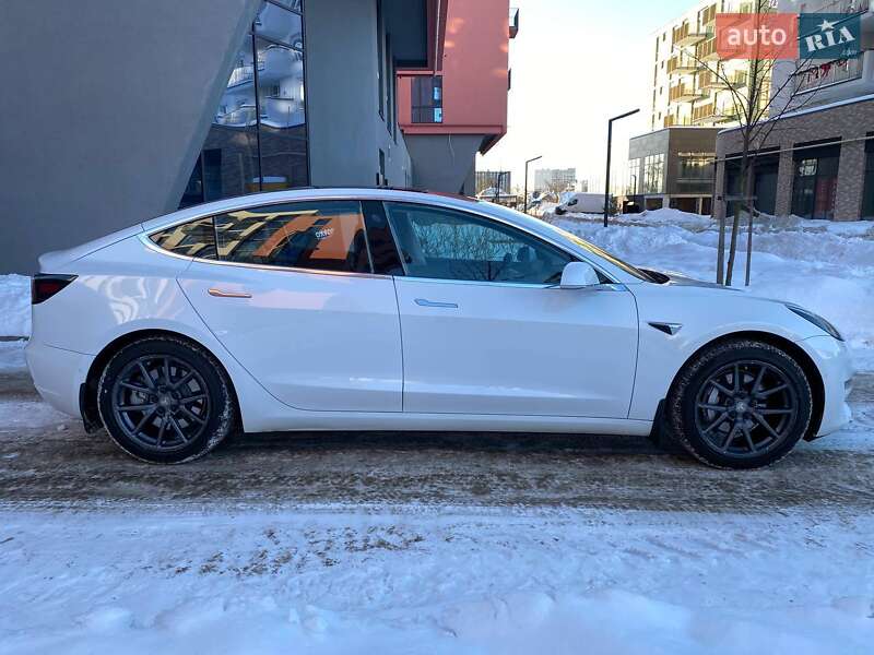 Седан Tesla Model 3 2018 в Львові