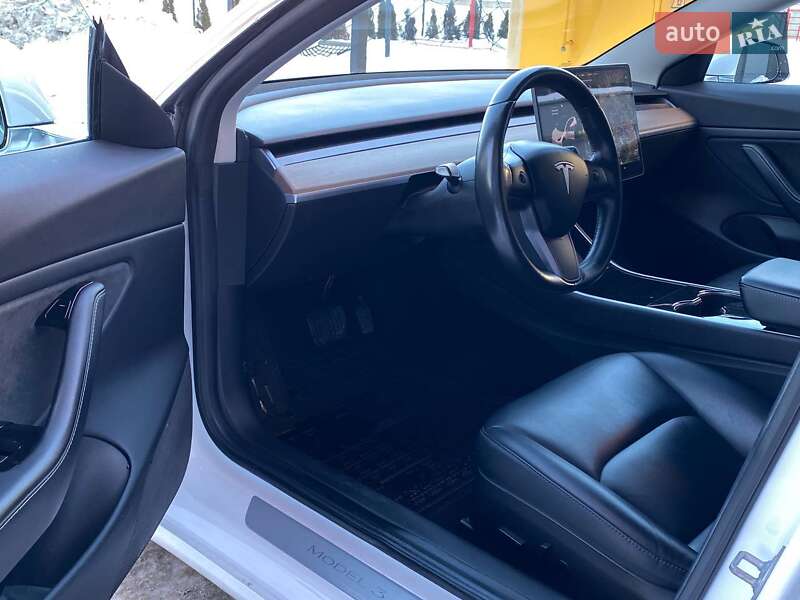 Седан Tesla Model 3 2018 в Львові