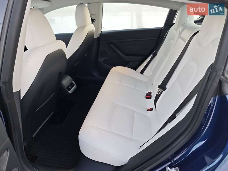 Седан Tesla Model 3 2023 в Львове