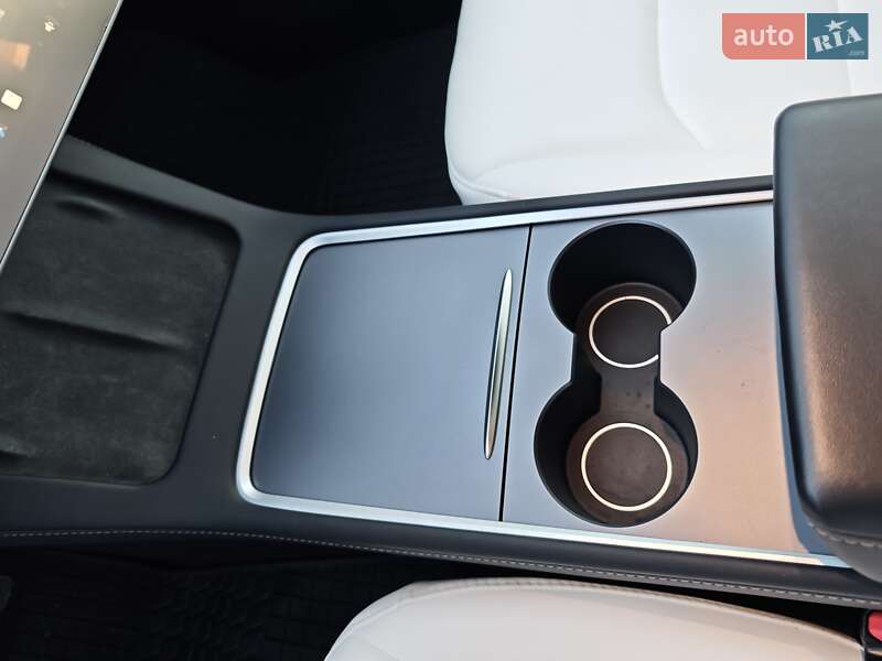 Седан Tesla Model 3 2023 в Львове