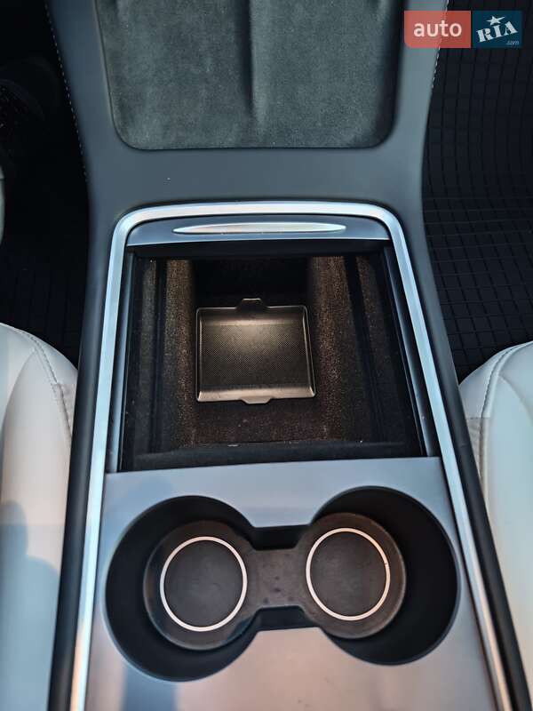 Седан Tesla Model 3 2023 в Львове