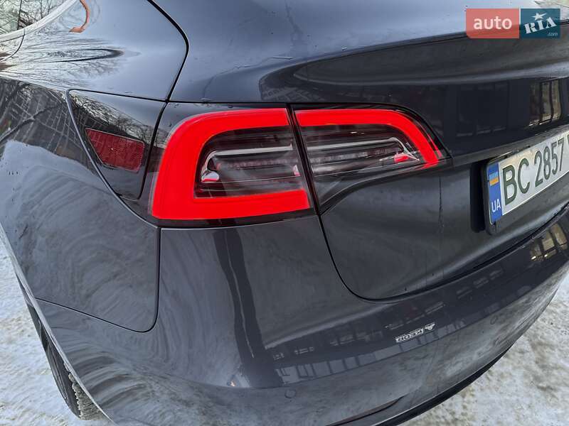 Седан Tesla Model 3 2019 в Львове