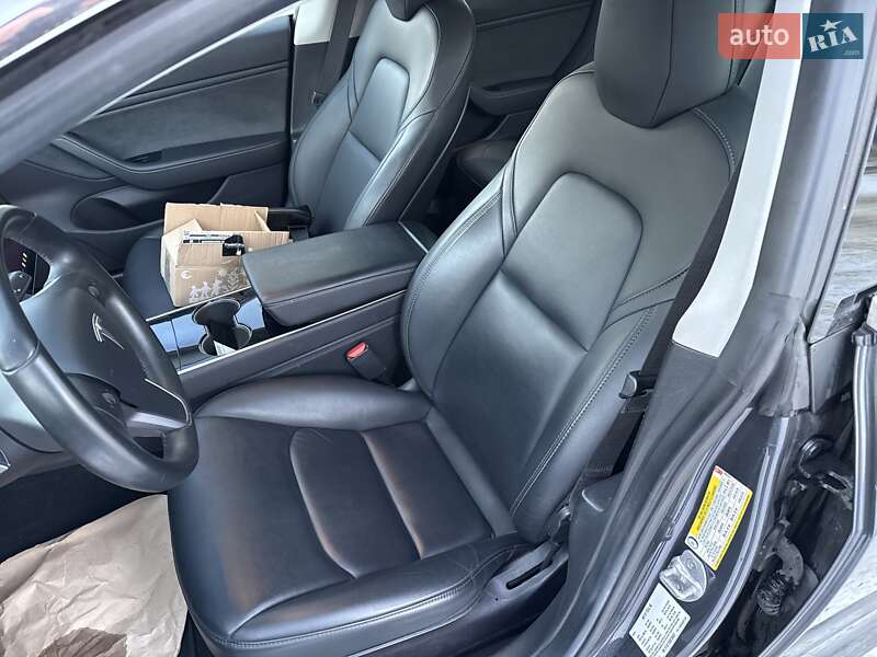 Седан Tesla Model 3 2019 в Львове
