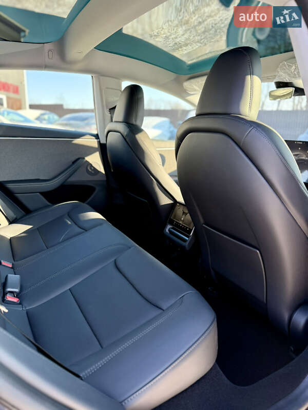 Седан Tesla Model 3 2024 в Вінниці