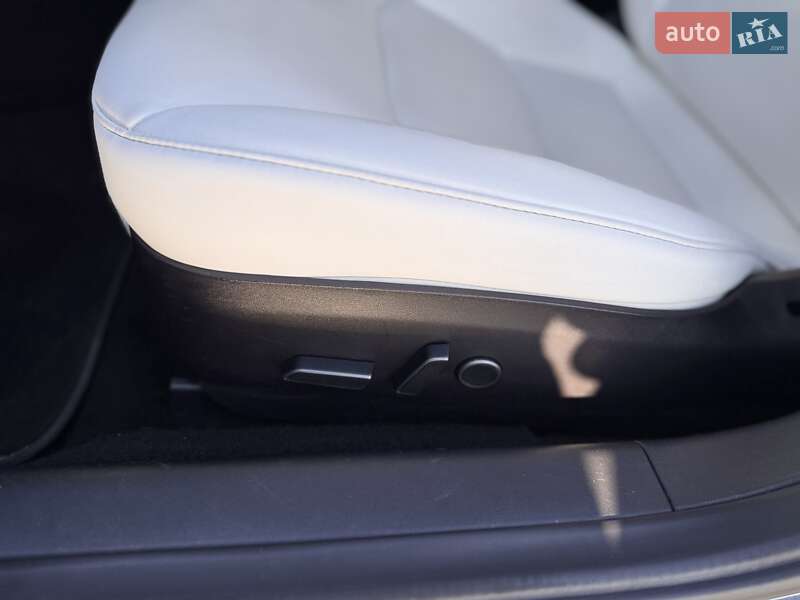 Седан Tesla Model 3 2022 в Львове