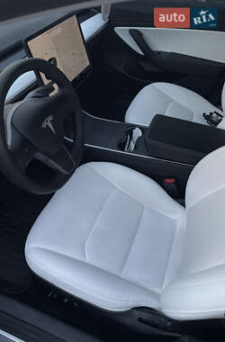 Седан Tesla Model 3 2020 в Львове