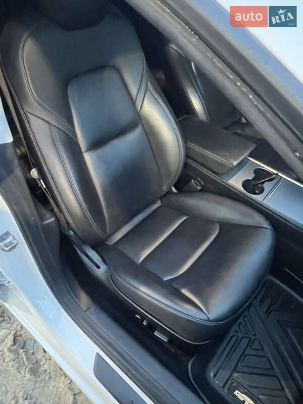 Седан Tesla Model 3 2021 в Ківерцях