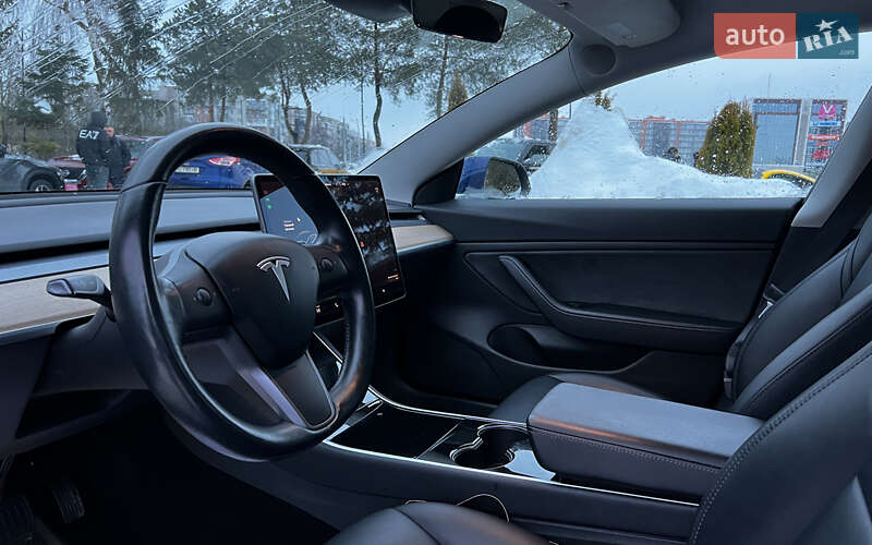 Седан Tesla Model 3 2019 в Львові
