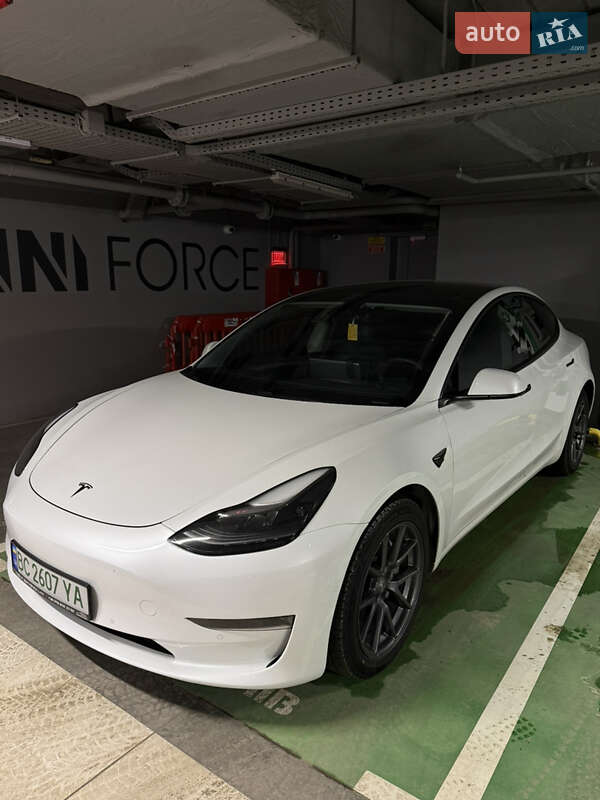Седан Tesla Model 3 2021 в Львове