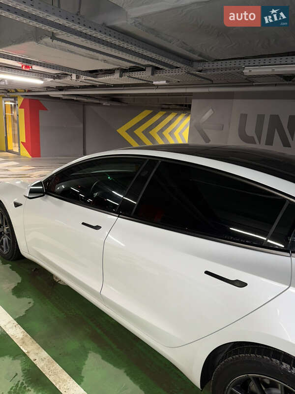 Седан Tesla Model 3 2021 в Львове
