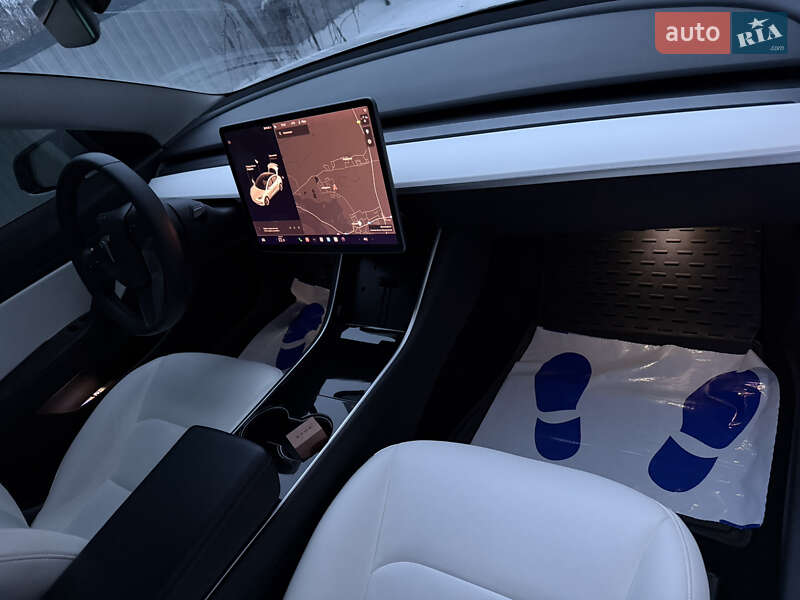 Седан Tesla Model 3 2019 в Винниках