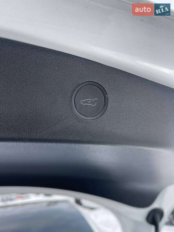 Седан Tesla Model 3 2023 в Львові