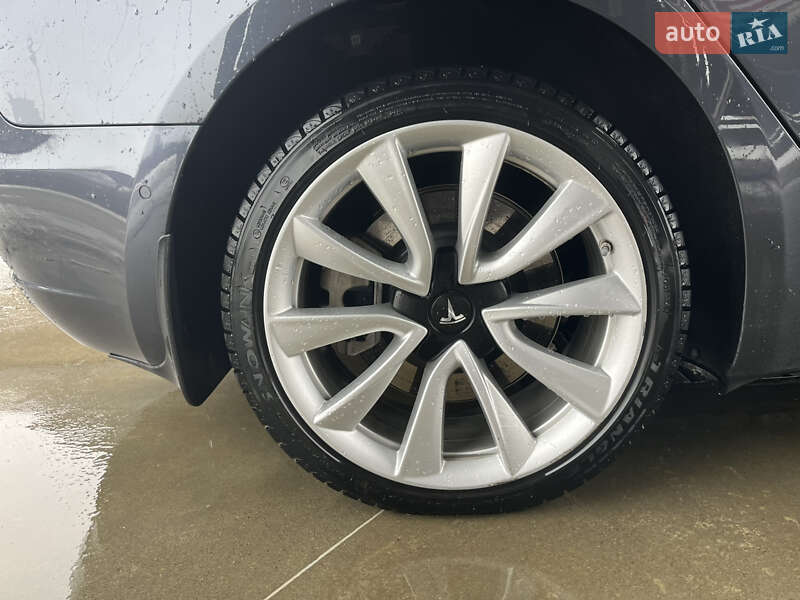 Седан Tesla Model 3 2019 в Черновцах