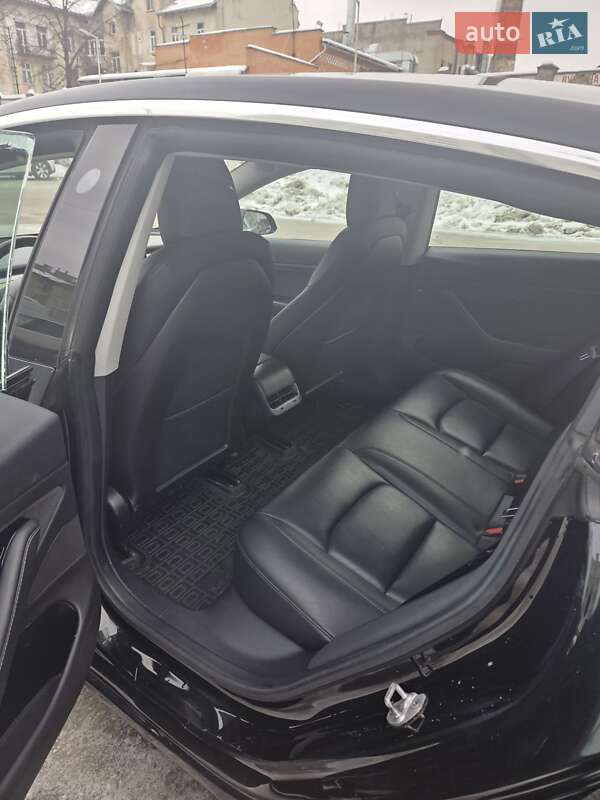 Седан Tesla Model 3 2019 в Львові