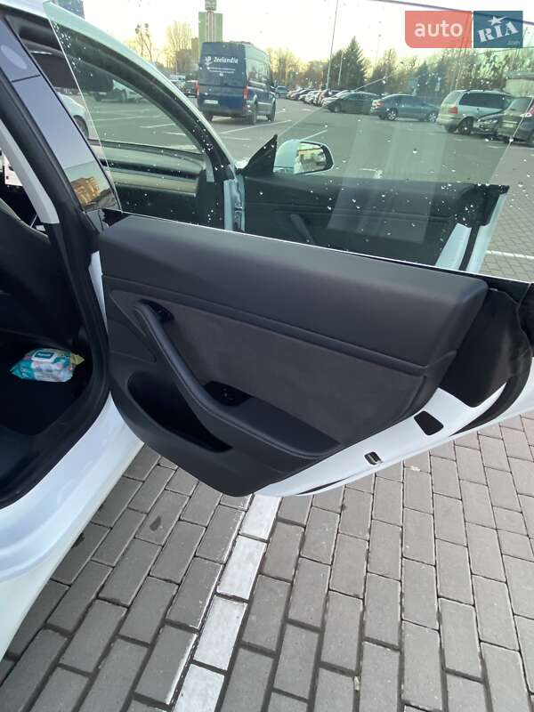 Седан Tesla Model 3 2020 в Львові