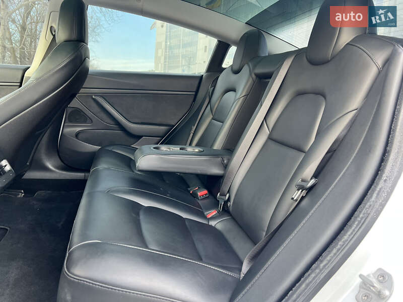 Седан Tesla Model 3 2020 в Києві