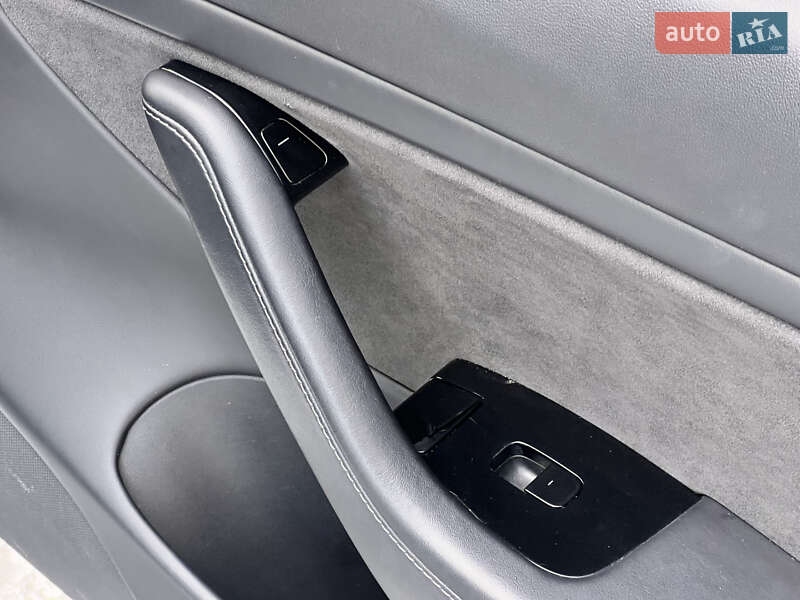 Седан Tesla Model 3 2020 в Києві