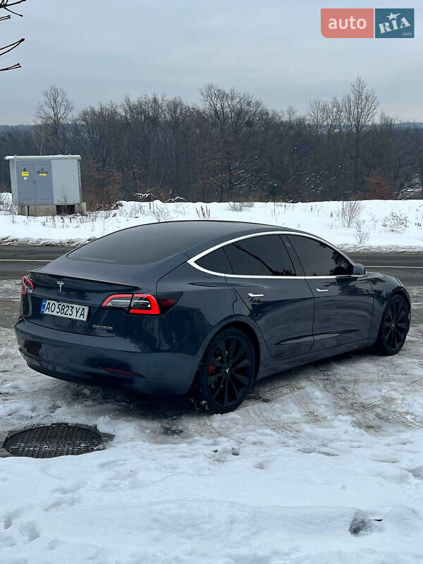 Седан Tesla Model 3 2020 в Ужгороді