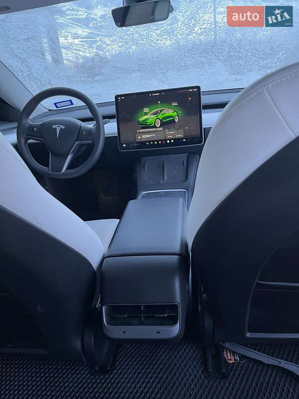 Седан Tesla Model 3 2023 в Шумську