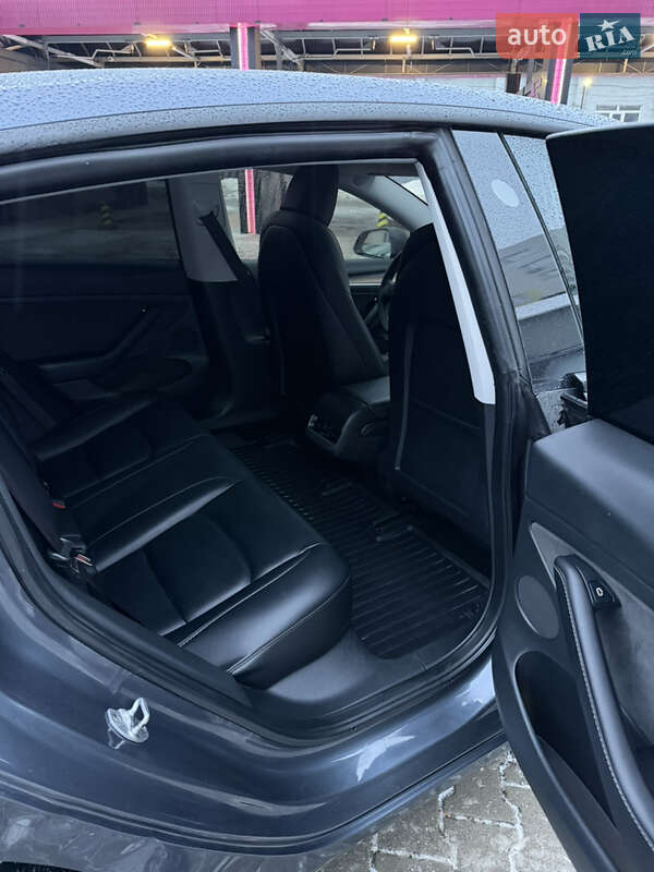 Седан Tesla Model 3 2023 в Львове