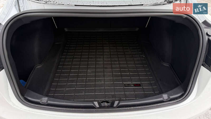 Седан Tesla Model 3 2018 в Шептицькому