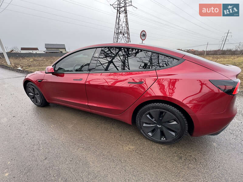 Седан Tesla Model 3 2024 в Ужгороде