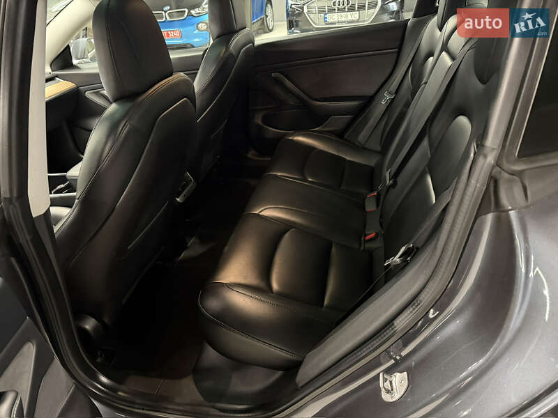 Седан Tesla Model 3 2019 в Володимирі