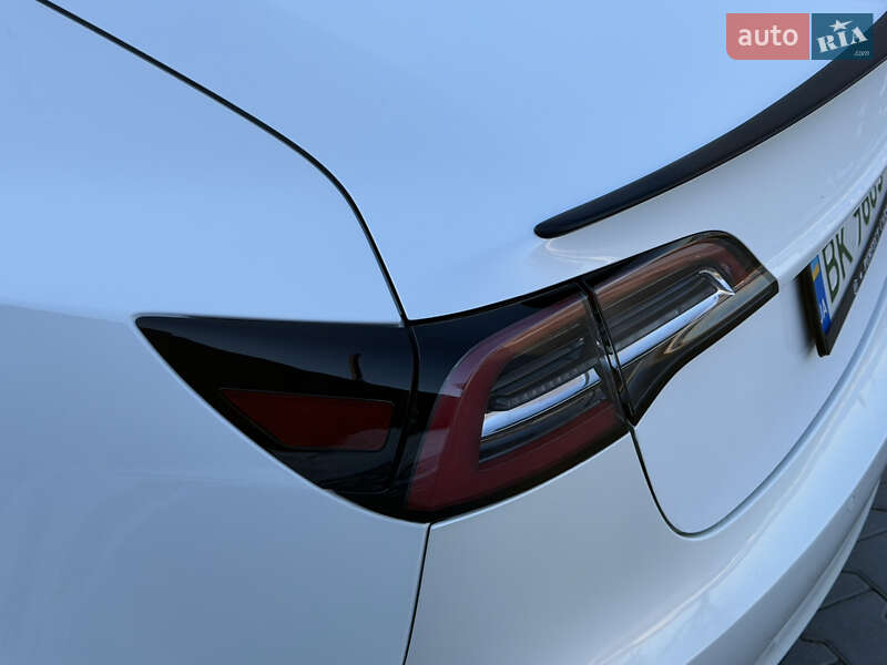 Седан Tesla Model 3 2019 в Ровно