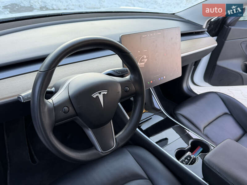 Седан Tesla Model 3 2019 в Ровно