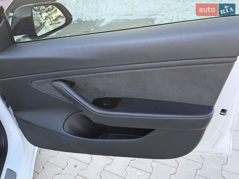 Седан Tesla Model 3 2019 в Ровно