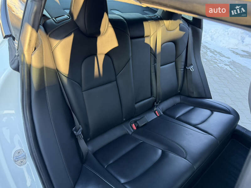 Седан Tesla Model 3 2019 в Ровно