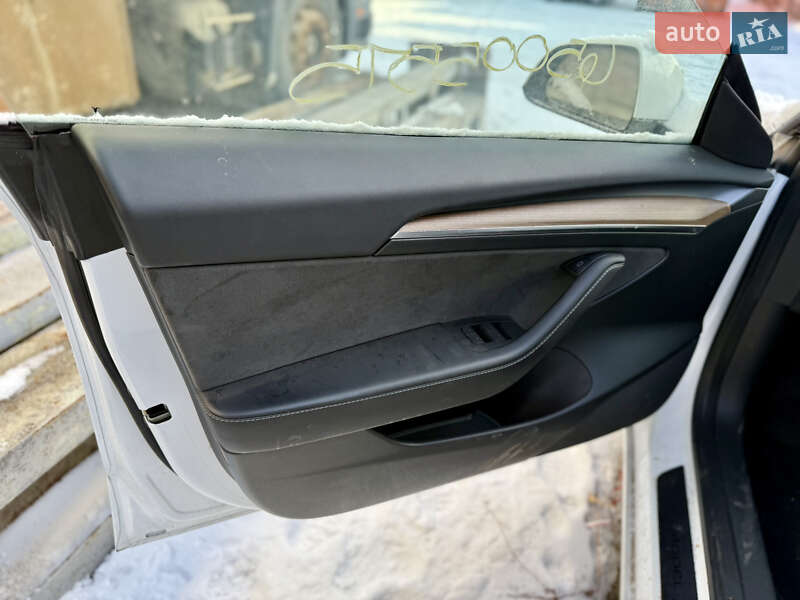 Седан Tesla Model 3 2023 в Львові