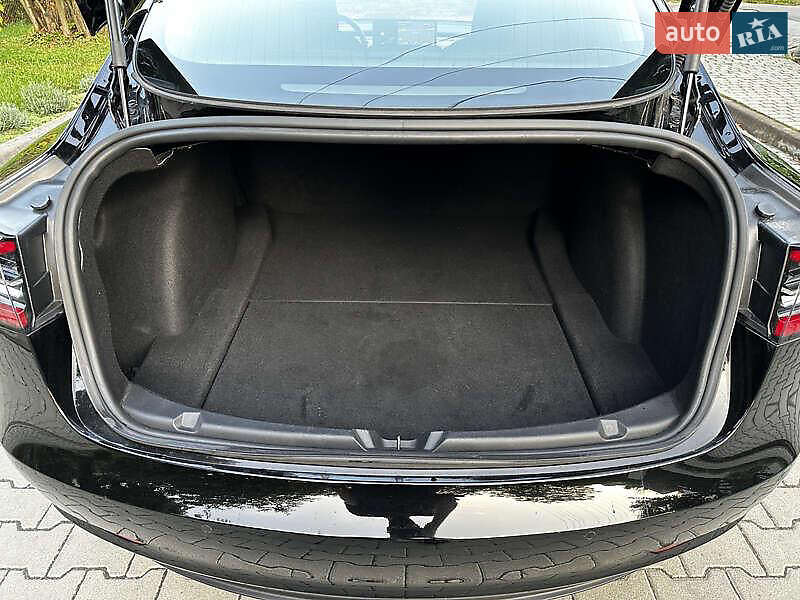 Седан Tesla Model 3 2020 в Львові
