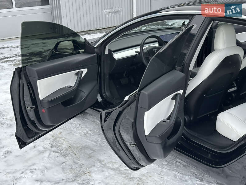 Седан Tesla Model 3 2020 в Рівному