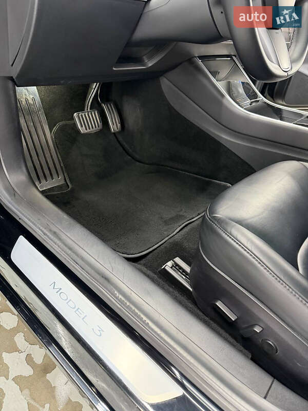Седан Tesla Model 3 2019 в Дніпрі