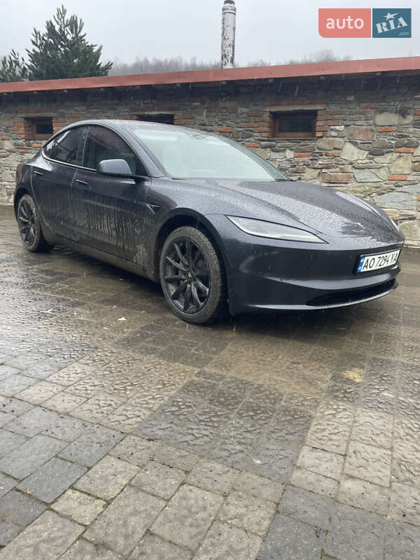 Седан Tesla Model 3 2024 в Ужгороде