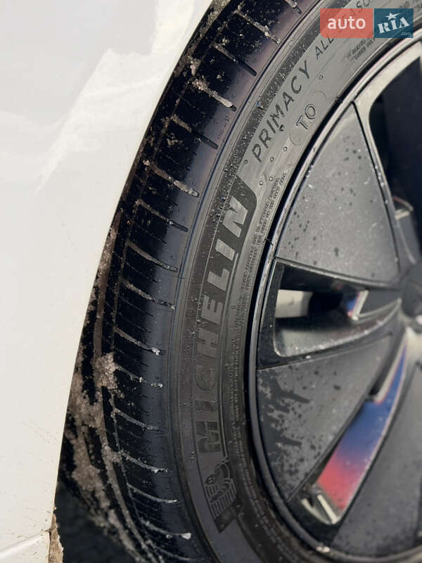 Седан Tesla Model 3 2024 в Києві