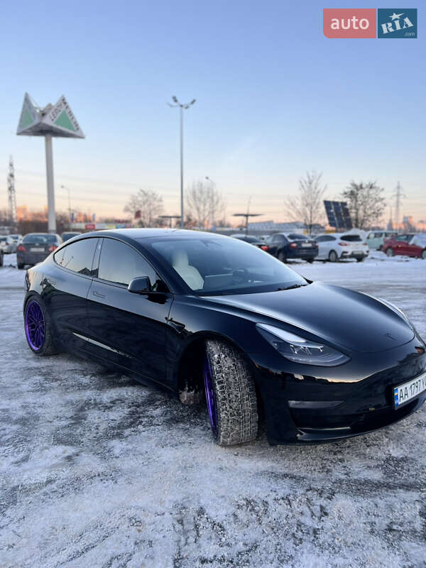 Седан Tesla Model 3 2022 в Киеве