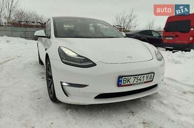 Седан Tesla Model 3 2022 в Ровно