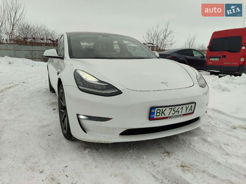 Седан Tesla Model 3 2022 в Ровно